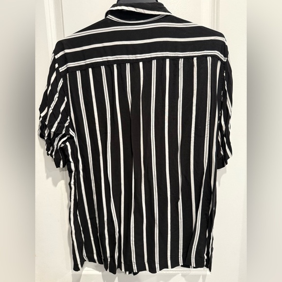 H&M Men's Black and White Striped Casual Shirt - Picture 3 of 3